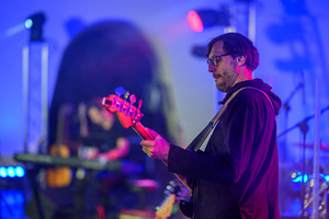 Rock na Starówce - Na scenie zespół Magdaleny Piwowarczyk: na pierwszym planie grający na basie Jerzy Drobot