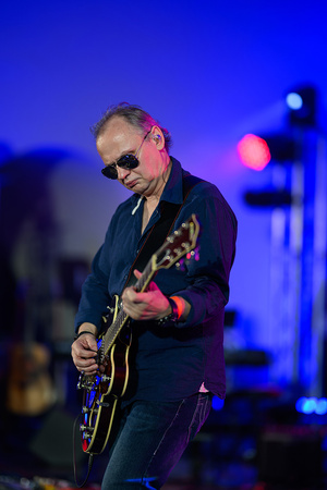 Rock na Starówce - Na scenie zespół Magdaleny Piwowarczyk: na pierwszym planie grający na gitarze Paweł Mazur