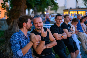 Rock na Starówce - Muzycy w oczekiwaniu swój występ. Od lewej Jarek Tucki, gitarzysta Tomasz Boruch, pianista Paweł Maurycy