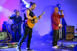 Rock na Starówce - Na scenie zespół wokalisty Lark - Marcina Gądka. Od lewej grający na gitarze Tomasz Boruch,  śpiewający Marcin Gądek, w tle grający na gitarze Paweł Mazur