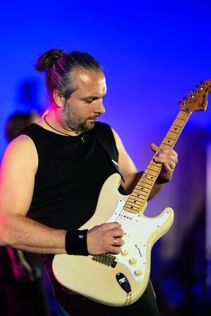 Rock na Starówce - Na scenie zespół wokalisty Lark - Marcina Gądka. Grający na gitarze Tomasz Boruch