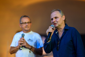 Rock na Starówce - Na scenie (od lewej) Ryszard Żądło - przewodniczący Rady Osiedla Nr 1 Starówka i Paweł Mazur otwierający koncert Rock na Starówce