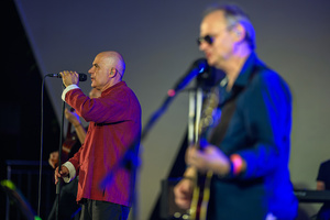 Rock na Starówce - Na scenie zespół wokalisty Lark - Marcina Gądka. Na pierwszym planie grający na gitarze Paweł Mazur i śpiewający Marcin Gądek