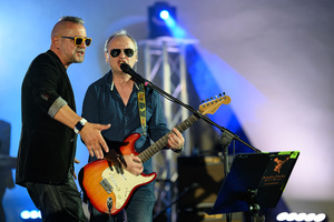 Rock na Starówce - Na scenie grający Personel. Na pierwszym planie grający na gitarze i śpiewający Paweł Mazur i saksofonista Marek Krupa