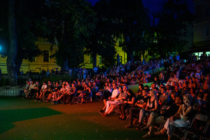 Rock na Starówce - Amfiteatralna publiczność podczas koncertu