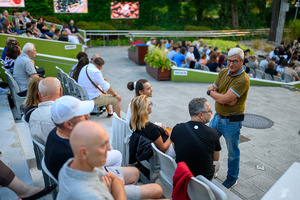 Rock na Starówce - Amfiteatralna publiczność w oczekiwaniu na koncert