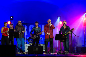 Rock na Starówce - Na scenie wszyscy zaproszeni do udziału w koncercie wokaliści we wspólnej piosence na finał