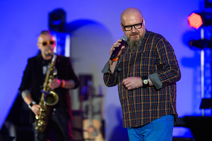 Rock na Starówce - Na scenie grający Personel. Na pierwszym planie wokalista, poeta Krzysztof Huber, w tle saksofonista Marek Krupa