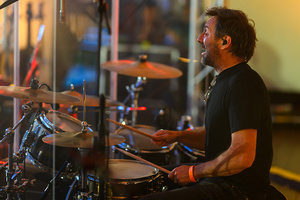 Rock na Starówce - Na scenie występujący zespół Jarka Tuckiego. Grający na perkusji Sebastian Mnich