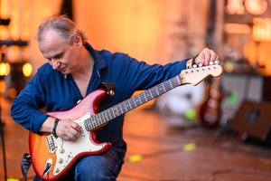 Rock na Starówce - Na scenie Paweł Mazur strojący gitarę