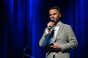 Koncert: Walk Away / Jazzowa jesień w TCK - Konferansjer Sebastian Szafarz otwierający koncert na scenie.