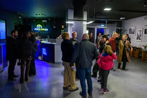 Koncert: Walk Away / Jazzowa jesień w TCK - Publiczność przed koncertem w Kinie Marzenie – wejście, hol i oczekiwanie na rozpoczęcie.