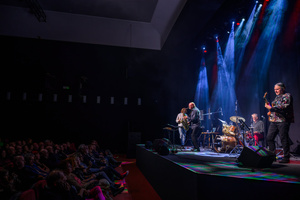 Koncert: Walk Away / Jazzowa jesień w TCK - Muzycy na scenie Kina Marzenie w trakcie występu, w świetle reflektorów.