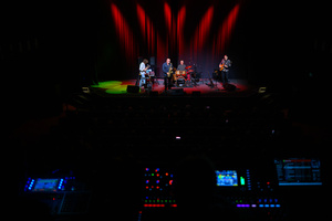 Koncert: Walk Away / Jazzowa jesień w TCK - Muzycy na scenie Kina Marzenie w trakcie występu, w świetle reflektorów.