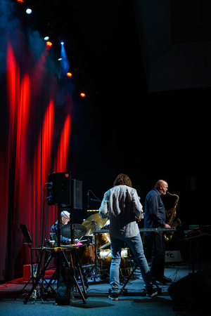 Koncert: Walk Away / Jazzowa jesień w TCK - Muzycy na scenie Kina Marzenie w trakcie występu, w świetle reflektorów.