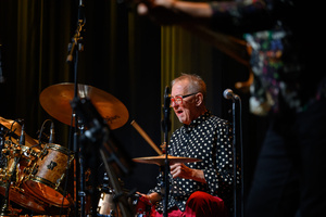 Koncert: Walk Away / Jazzowa jesień w TCK - Muzycy na scenie Kina Marzenie w trakcie występu, w świetle reflektorów.