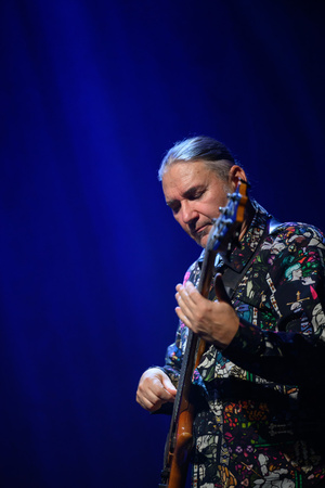 Koncert: Walk Away / Jazzowa jesień w TCK - Muzycy na scenie Kina Marzenie w trakcie występu, w świetle reflektorów.