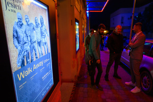 Koncert: Walk Away / Jazzowa jesień w TCK - Publiczność przed koncertem w Kinie Marzenie – wejście, hol i oczekiwanie na rozpoczęcie.