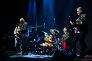 Koncert: Walk Away / Jazzowa jesień w TCK - Muzycy na scenie Kina Marzenie w trakcie występu, w świetle reflektorów.