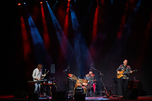 Koncert: Walk Away / Jazzowa jesień w TCK - Muzycy na scenie Kina Marzenie w trakcie występu, w świetle reflektorów.