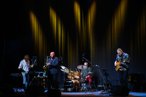 Koncert: Walk Away / Jazzowa jesień w TCK - Muzycy na scenie Kina Marzenie w trakcie występu, w świetle reflektorów.