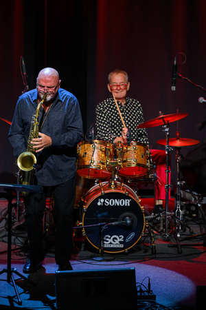 Koncert: Walk Away / Jazzowa jesień w TCK - Muzycy na scenie Kina Marzenie w trakcie występu, w świetle reflektorów.