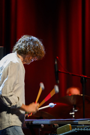 Koncert: Walk Away / Jazzowa jesień w TCK - Muzycy na scenie Kina Marzenie w trakcie występu, w świetle reflektorów.