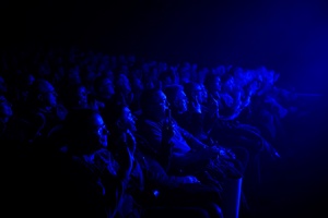 Koncert: John Porter - Helicopters'45 - Publiczność w sali kina zasłuchana w piosenkach z albumu "Helicopters" wykonywanych na żywo przez zespół Johna Portera