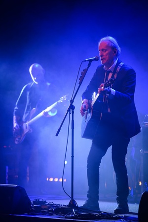 Koncert: John Porter - Helicopters'45 - Na scenie grający na gitarze i śpiewający John Porter, w tle grający na basie Jacek Szafraniec