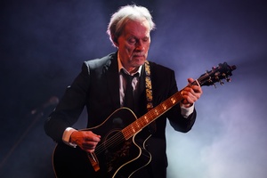 Koncert: John Porter - Helicopters'45 - Na scenie John Porter grający na gitarze akustycznej