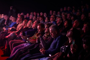 Koncert: John Porter - Helicopters'45 - Publiczność w sali kina zasłuchana w piosenkach z albumu "Helicopters" wykonywanych na żywo przez zespół Johna Portera