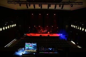 Koncert: John Porter - Helicopters'45 - Sala kina z perspektywy balkonu gotowa na przybycie widzów