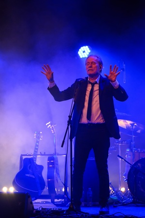 Koncert: John Porter - Helicopters'45 - Na scenie John Porter w układzie choreograficznym