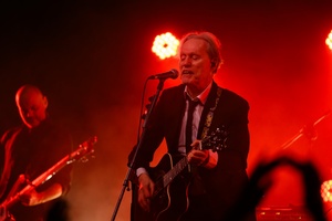 Koncert: John Porter - Helicopters'45 - Na scenie grający na gitarze i śpiewający John Porter, w tle grający na basie Jacek Szafraniec