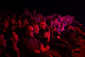 Koncert: John Porter - Helicopters'45 - Publiczność w sali kina zasłuchana w piosenkach z albumu "Helicopters" wykonywanych na żywo przez zespół Johna Portera