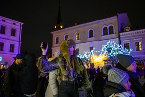 Sylwester na tarnowskim Rynku - Bawiąca się publiczność zebrana przed sceną