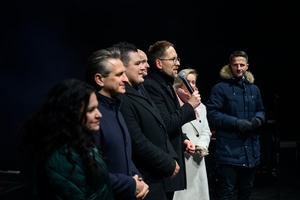 Sylwester na tarnowskim Rynku - Na scenie włodarze miasta i i radni składający życzenia noworoczne mieszkańcom