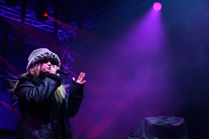 Sylwester na tarnowskim Rynku - Na scenie występ live act DJ'a Adee. Na pierwszym planie wokalistka K-Leah (Katarzyna Olasz) i saksofonista Krzysztof Piłatyk