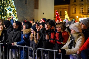 Sylwester na tarnowskim Rynku - Bawiąca się publiczność zebrana przed sceną