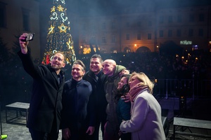 Sylwester na tarnowskim Rynku - Na scenie włodarze miasta z sylwestrową publicznością w tle i ogniami