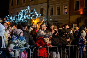 Sylwester na tarnowskim Rynku - Bawiąca się publiczność zebrana przed sceną
