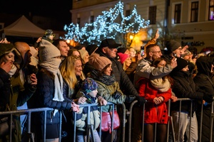 Sylwester na tarnowskim Rynku - Bawiąca się publiczność zebrana przed sceną