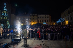 Sylwester na tarnowskim Rynku - Publiczność zebrana przed sceną podziwia pokaz ogni