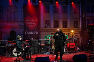 Koncert: 34. Tarnowski Finał WOŚP - Na plenerowej scenie występujący duet Szpetni