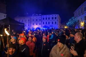 Koncert: 34. Tarnowski Finał WOŚP - Orkiestrowa publiczność zebrana przed sceną podziwiając Światełko do nieba