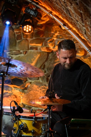 Benefis Bartka Szułakiewicza - Artyści na scenie podczas wspólnego grania.