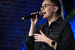 Benefis Bartka Szułakiewicza - Kasia Kalita śpiewa na scenie podczas koncertu.