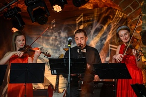 Benefis Bartka Szułakiewicza - Con Affetto i Dominik Chrobak na scenie podczas wspólnego grania.