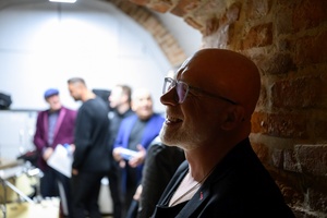 Benefis Bartka Szułakiewicza - Muzycy przygotowują się do koncertu w garderobie.