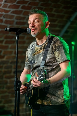 Benefis Bartka Szułakiewicza - Bartek Szułakiewicz na scenie podczas występu - gra na ukulele i śpiewa.